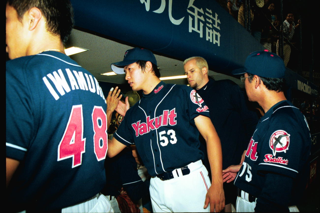 99年、11勝目をあげた五十嵐亮太（中央）はベンチでナインとハイタッチ