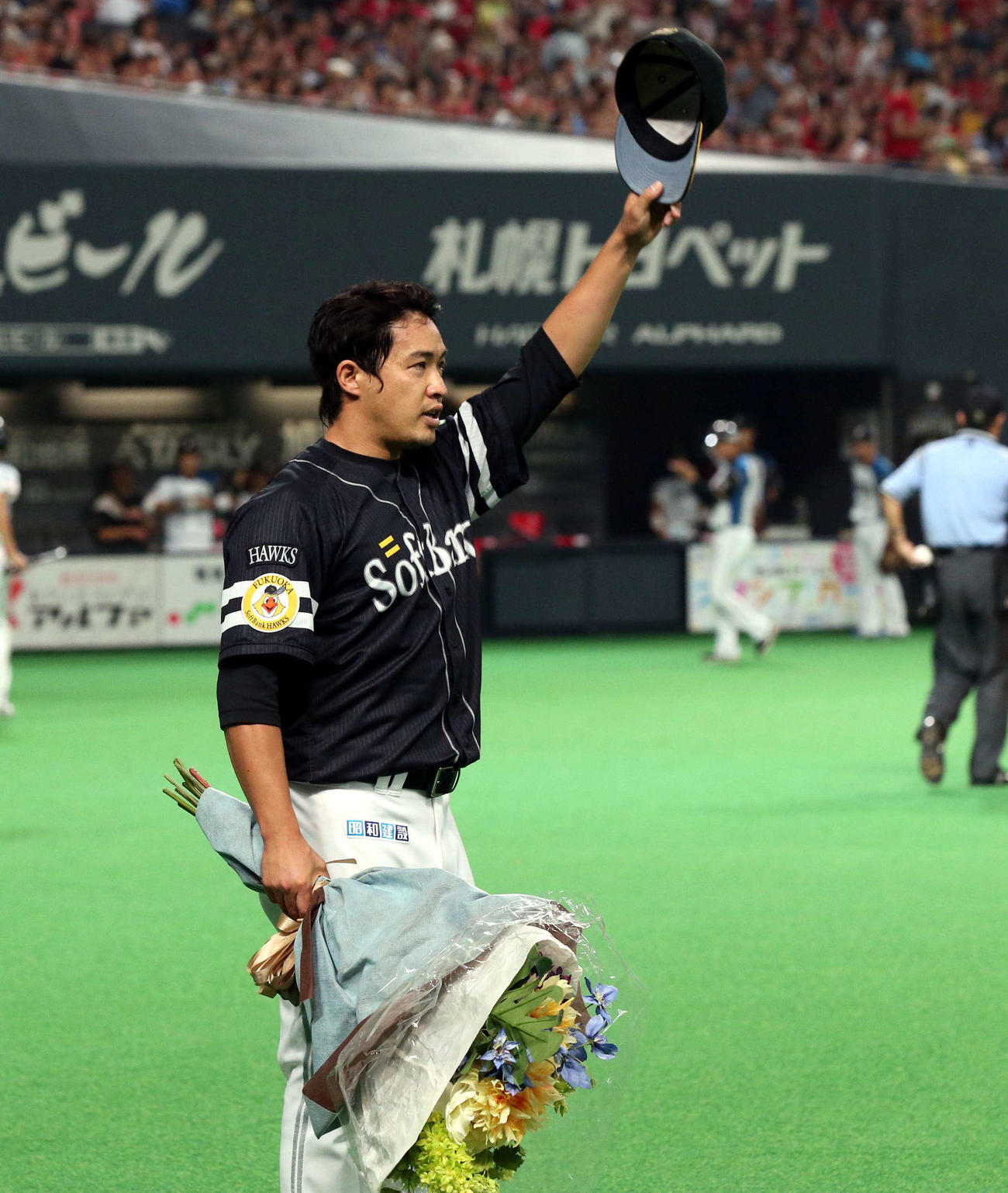 14年8月3日、通算600試合登板を達成した五十嵐はスタンドの応援団の声援に応える