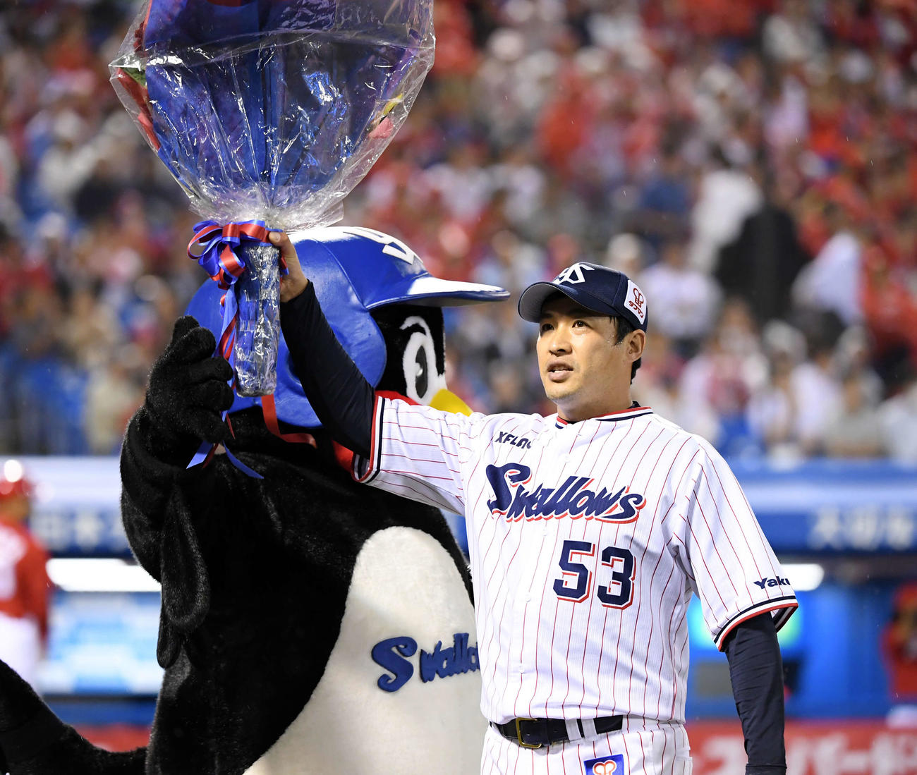 19年5月28日、通算800試合登板を達成したヤクルト五十嵐