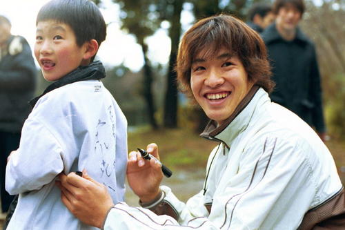 01年、子供にサインをする五十嵐亮太