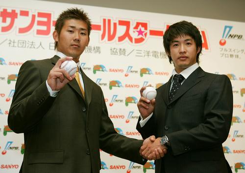 05年、オールスター記者発表で握手を交わす西武松坂（左）とヤクルト五十嵐