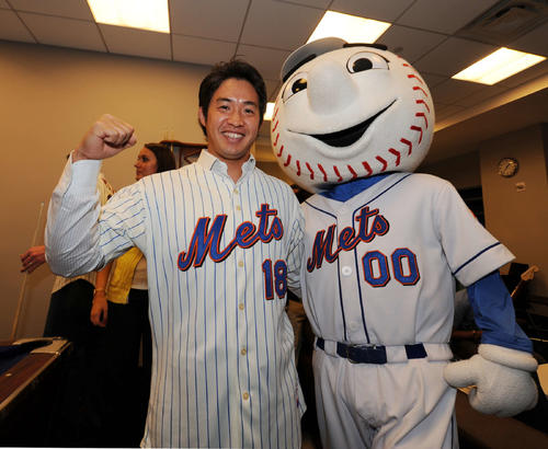 10年、チームキャラクターのMR.Met（右）から激励を受け、笑顔を見せるメッツ五十嵐
