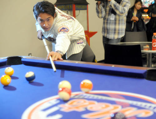 10年、メッツイベントに参加し、ユニホーム姿でビリヤードをする五十嵐