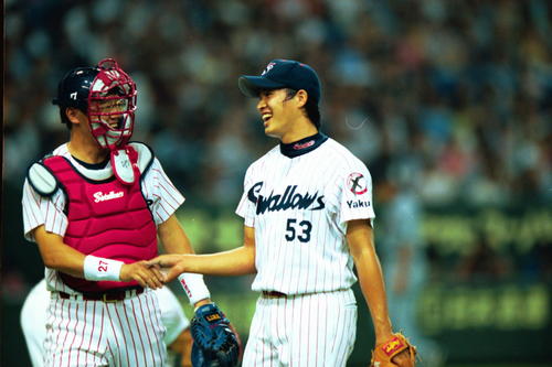 00年、オールスター初登板を終え、古田敦也と握手する五十嵐亮太（右）