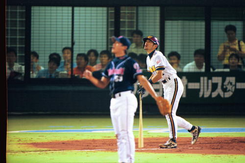 00年、オールスター戦でイチロー（右）に本塁打を浴びた五十嵐