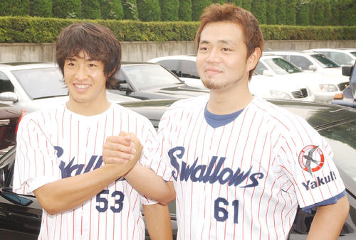 02年7月、オールスターに監督推薦で選出されたヤクルト五十嵐亮太（左）と石井弘寿は笑顔で握手する