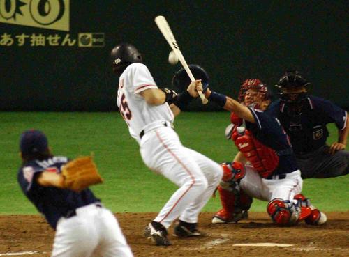 02年8月、松井秀喜（中央）の右手首に死球を与える五十嵐（左）