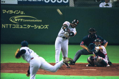 00年、日米野球　ボンズ（左から2人目）に本塁打を浴びる五十嵐（左）