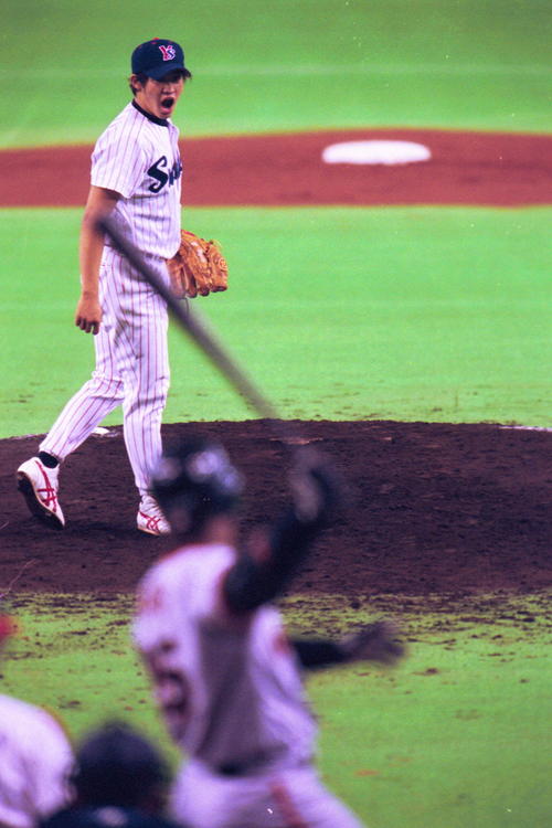 00年、バリー・ボンズを三振にとり、ほえる五十嵐亮太