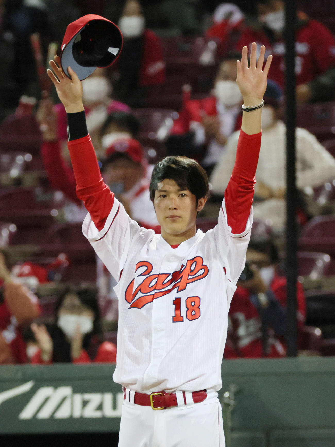 プロ野球広島対ヤクルト　お立ち台から引き上げる途中、ファンの声援に応える森下（撮影・加藤孝規）
