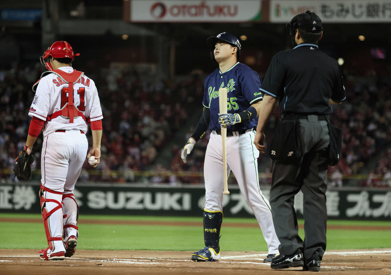 プロ野球広島対ヤクルト　1回表ヤクルト無死満塁、村上は三振（撮影・加藤孝規）