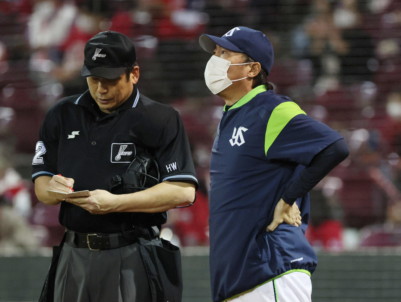 プロ野球広島対ヤクルト　6回裏広島、交代を告げる高津監督（撮影・加藤孝規）