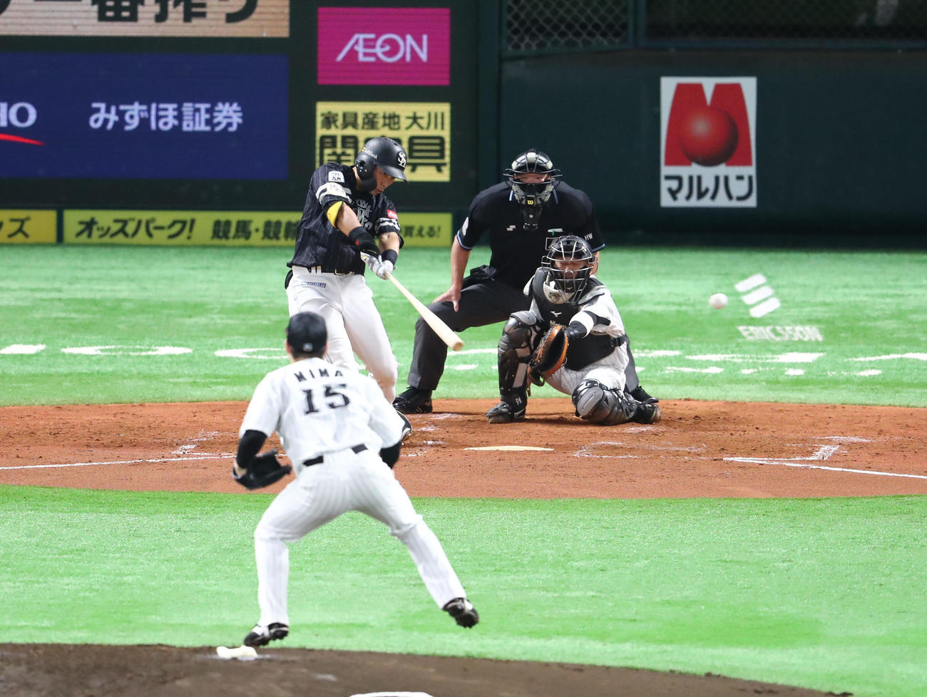 ソフトバンク対ロッテ　3回裏ソフトバンク2死二塁、中村晃は左へ先制適時二塁打を放つ（撮影・梅根麻紀）