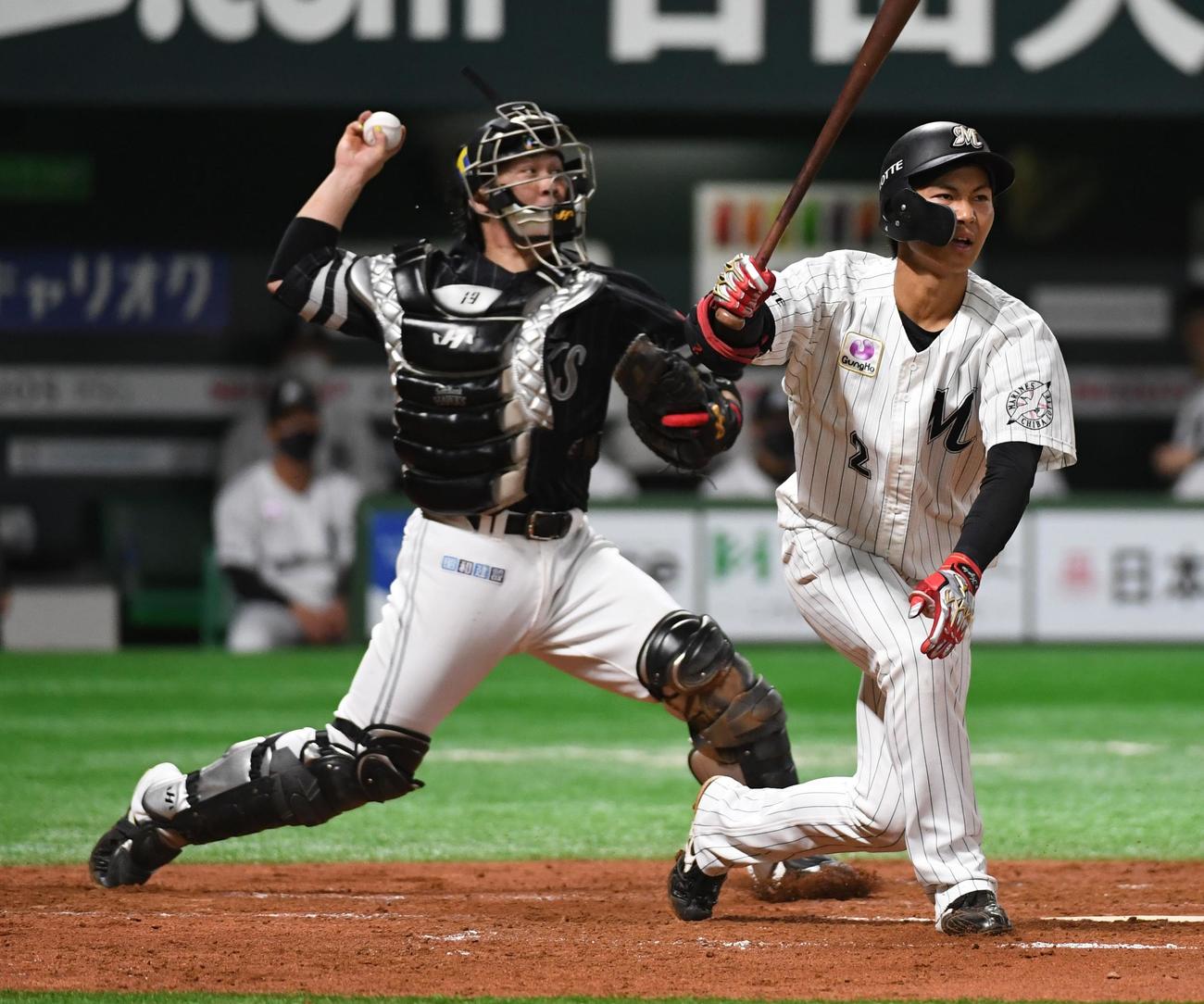 ソフトバンク対ロッテ　3回表ロッテ無死一塁、藤原恭大のとき、一塁走者西巻賢二の二塁盗塁を刺す捕手の甲斐拓也（撮影・今浪浩三）