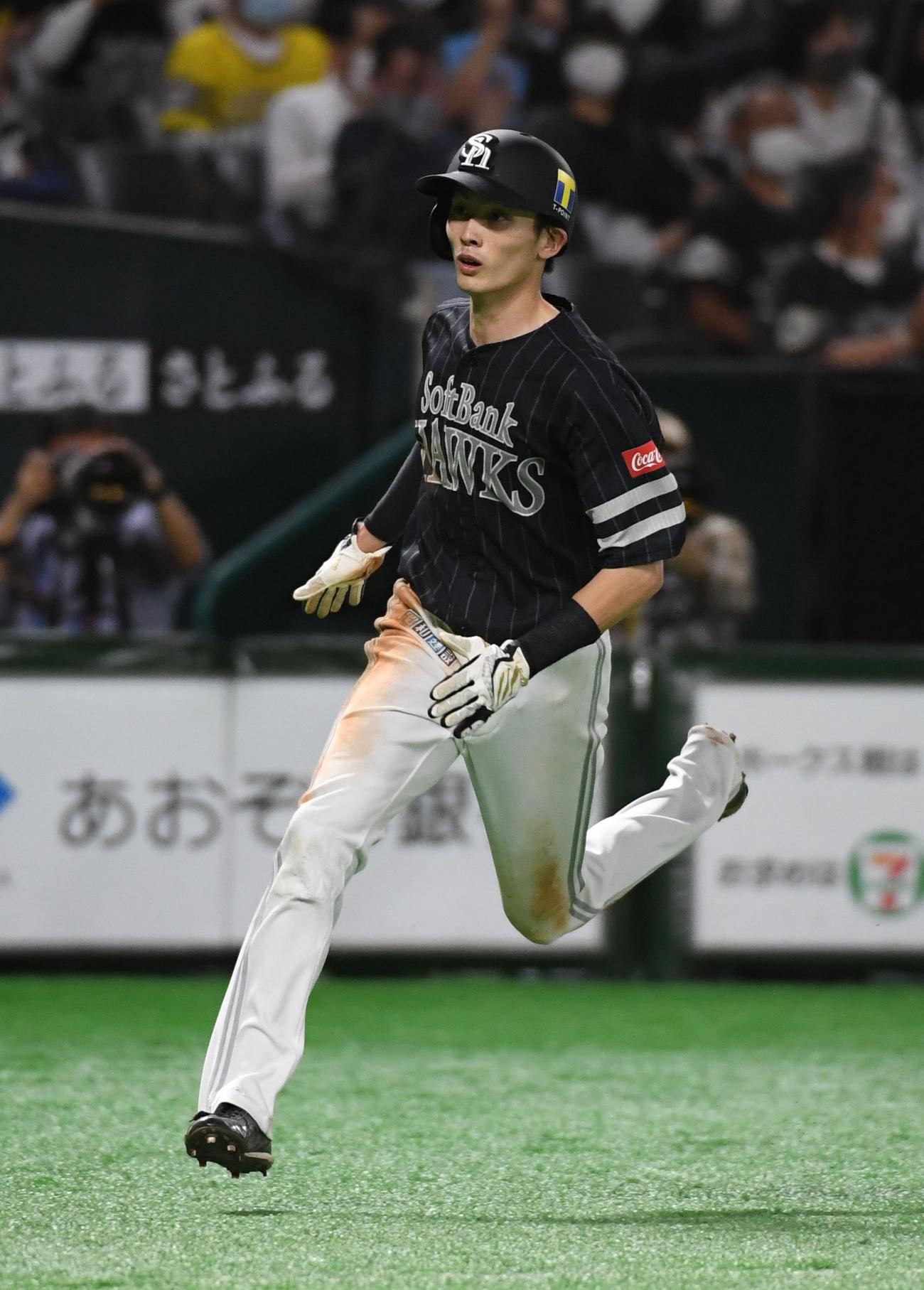 ソフトバンク対ロッテ　3回裏ソフトバンク2死二塁、中村晃の先制適時二塁打で生還する二塁走者の周東佑京（撮影・今浪浩三）