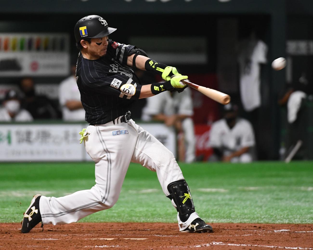 4回裏ソフトバンク無死、松田宣浩は左越えにソロ本塁打を放つ（撮影・今浪浩三）