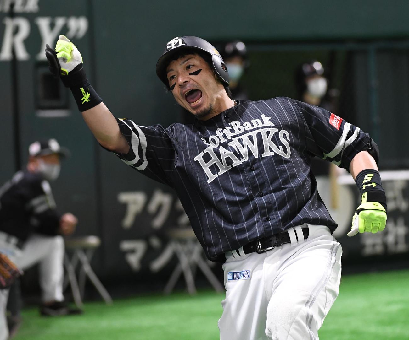 4回裏ソフトバンク無死、松田宣浩は左越えにソロ本塁打を放ち、ベンチ前で手洗いから「熱男」ポーズ（撮影・今浪浩三）