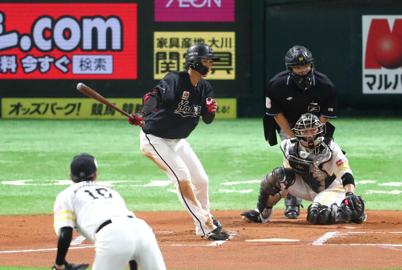 ソフトバンク対ロッテ　6回表ロッテ1死二塁、藤原は左越えに適時打を放つ（撮影・梅根麻紀）