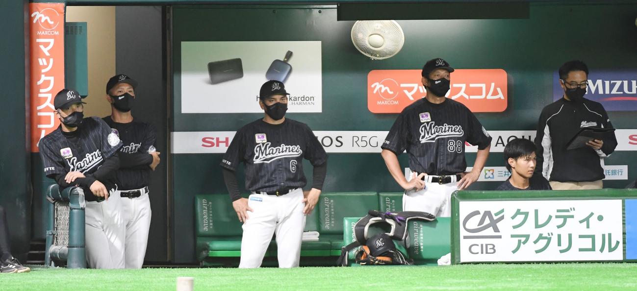 ソフトバンク対ロッテ　東浜巨の投球を見つめる井口資仁監督らコーチ陣（撮影・今浪浩三）