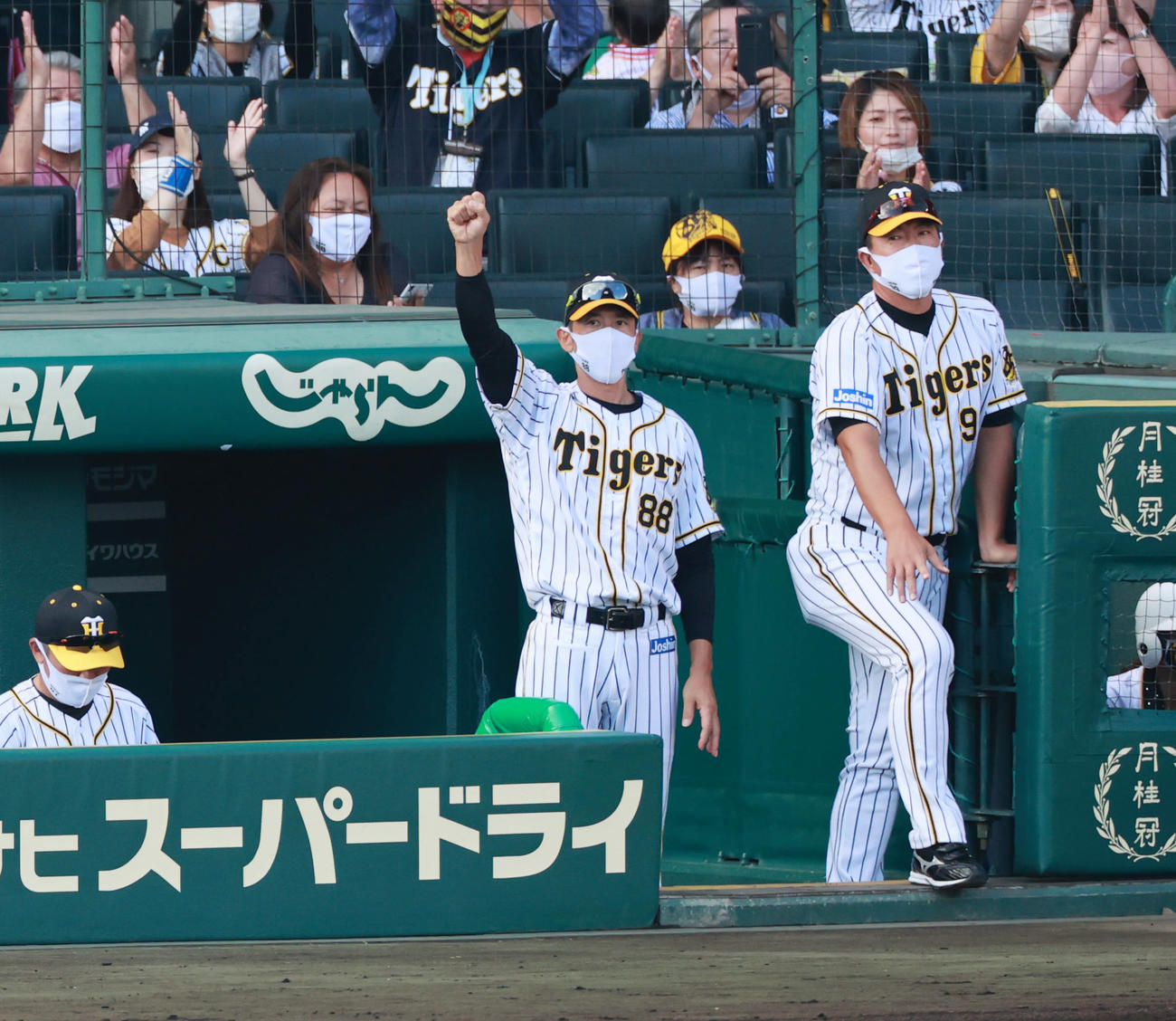 大山悠輔の逆転2点本塁打にガッツポーズをみせる矢野耀大監督（撮影・清水貴仁）