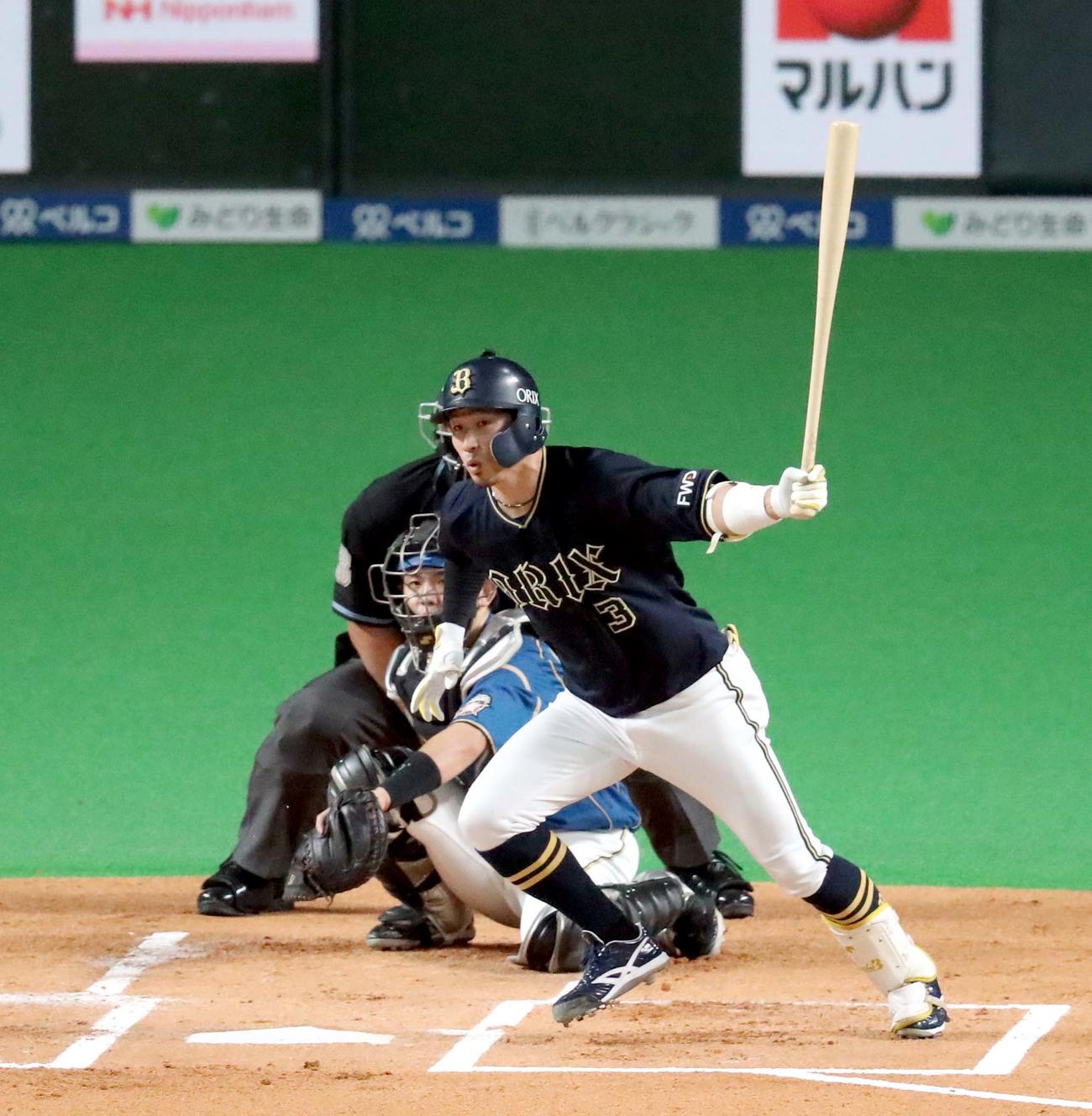 日本ハム対オリックス　1回表オリックス1死二塁、安達は先制となる中前適時打を放つ（撮影・佐藤翔太）