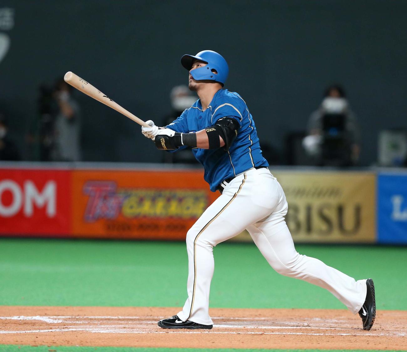 日本ハム対オリックス　6回裏日本ハム1死二塁、左越え2点本塁打を放つ中田（撮影・黒川智章）