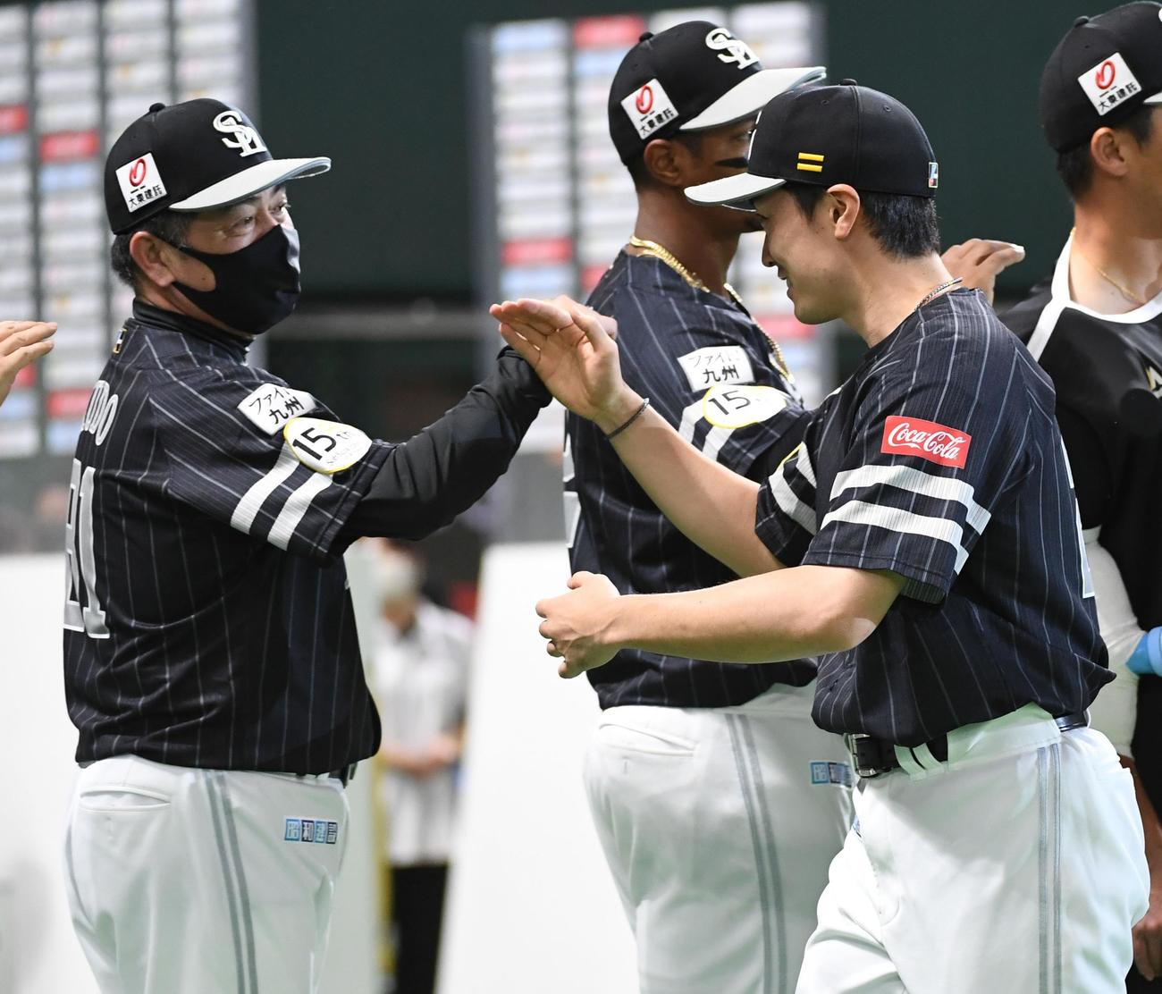 7勝目をナインと笑顔でタッチする和田毅（撮影・今浪浩三）