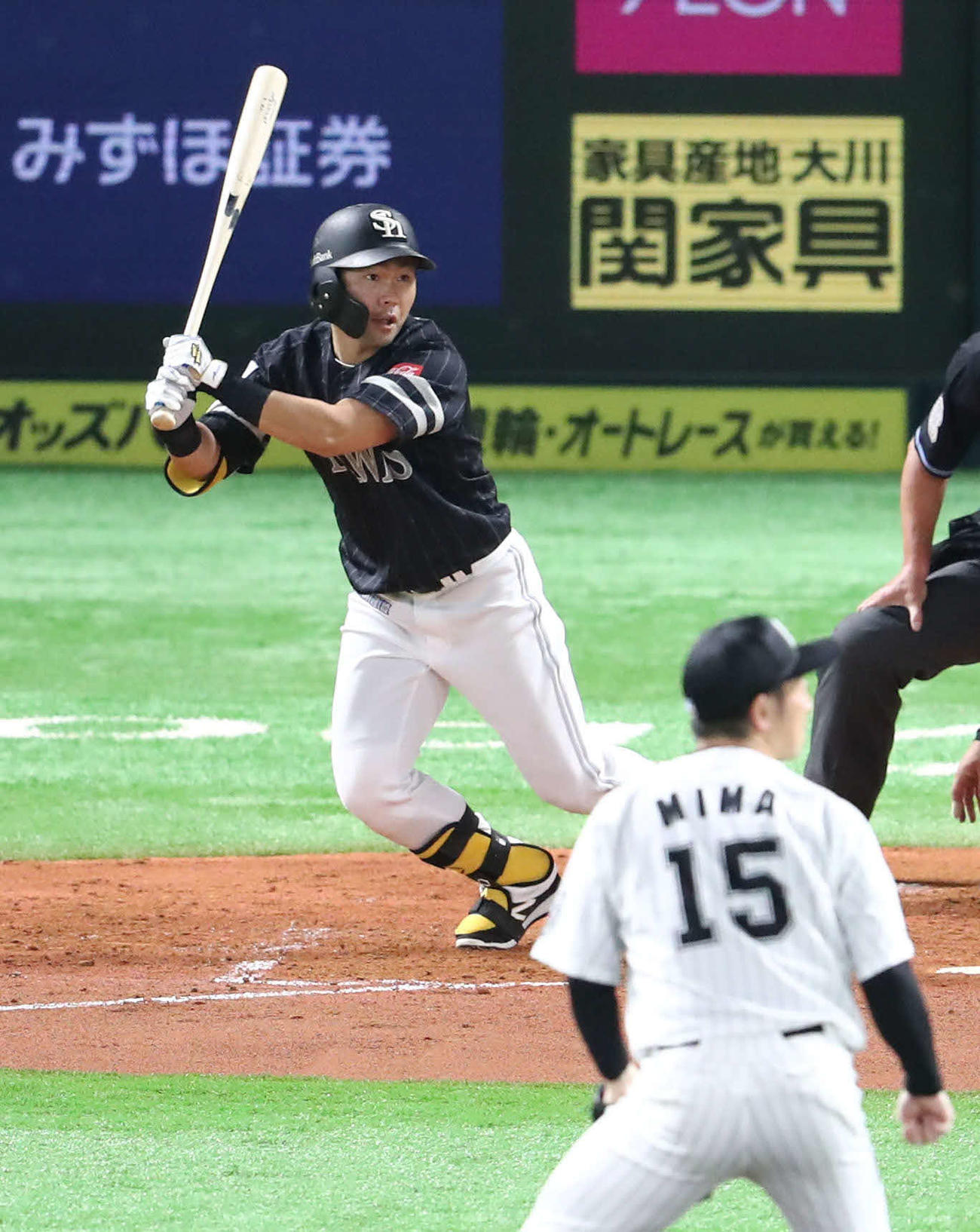 ソフトバンク対ロッテ　3回裏ソフトバンク2死二塁、中村晃は左越えに先制適時二塁打を放つ（撮影・梅根麻紀）