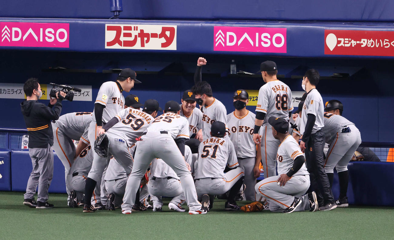中日対巨人　試合前、円陣を組む巨人ナイン。中央は増田大（撮影・河野匠）