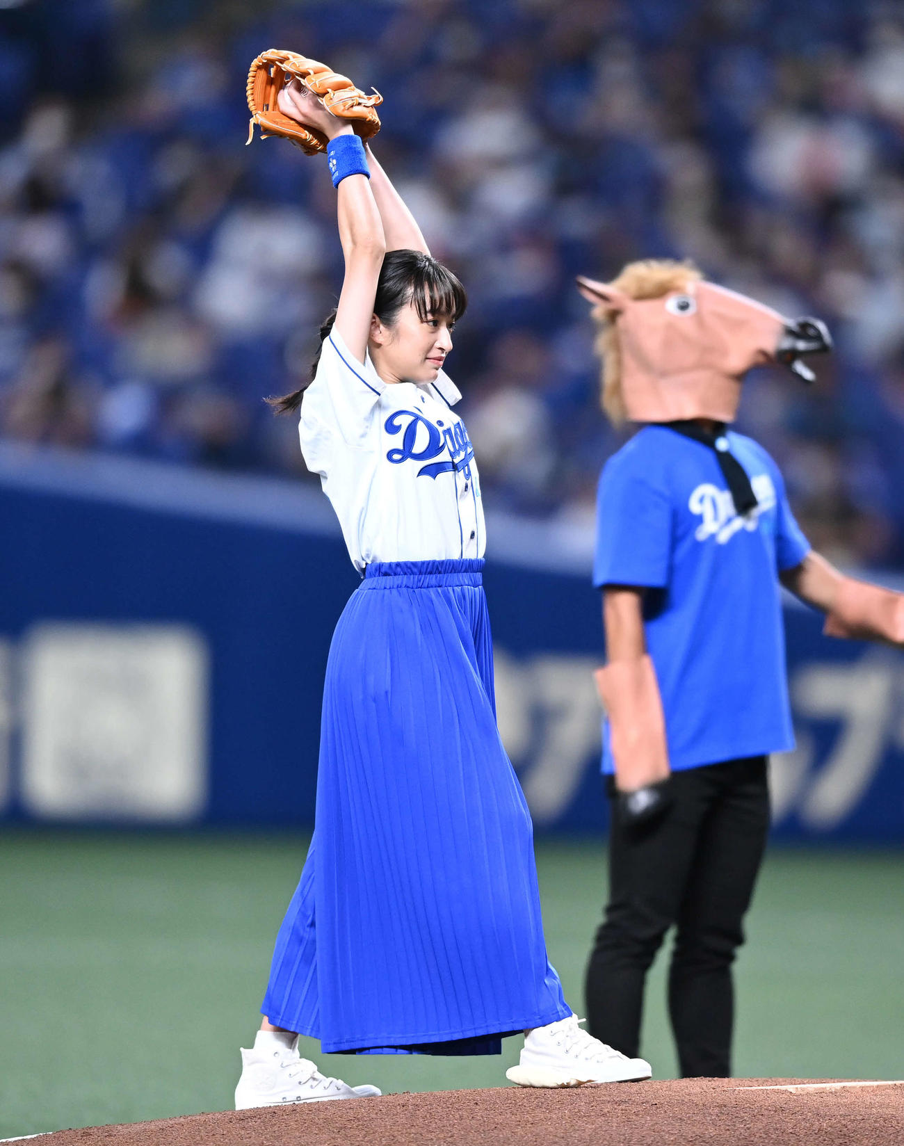 中日対巨人　ファーストピッチ・セレモニーで投球する門脇麦（撮影・鈴木みどり）