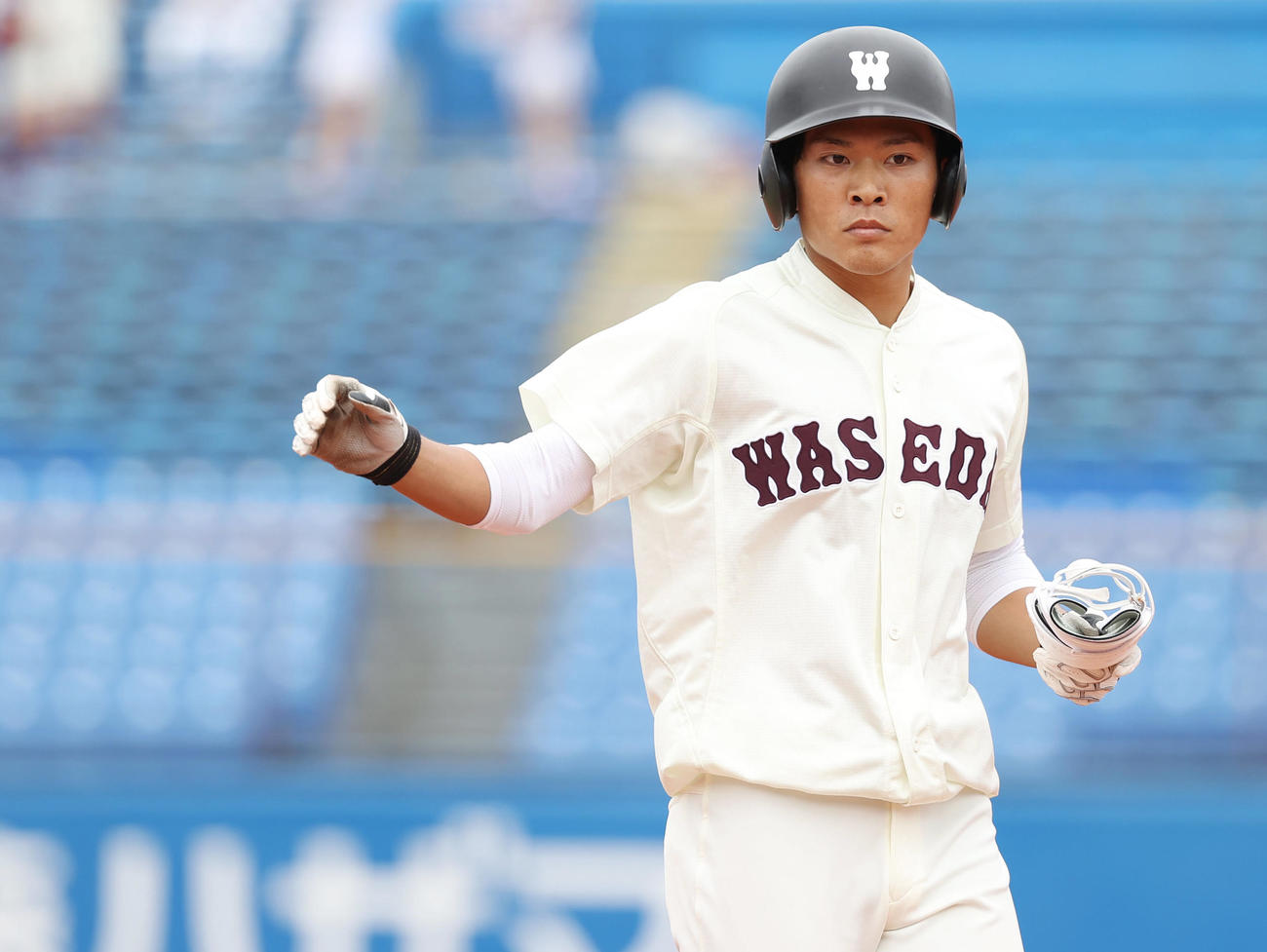 早大対東大　5回表早大2死二塁、左前適時打を放ちベンチナインの声援に右手を挙げ応える早川（撮影・垰建太）