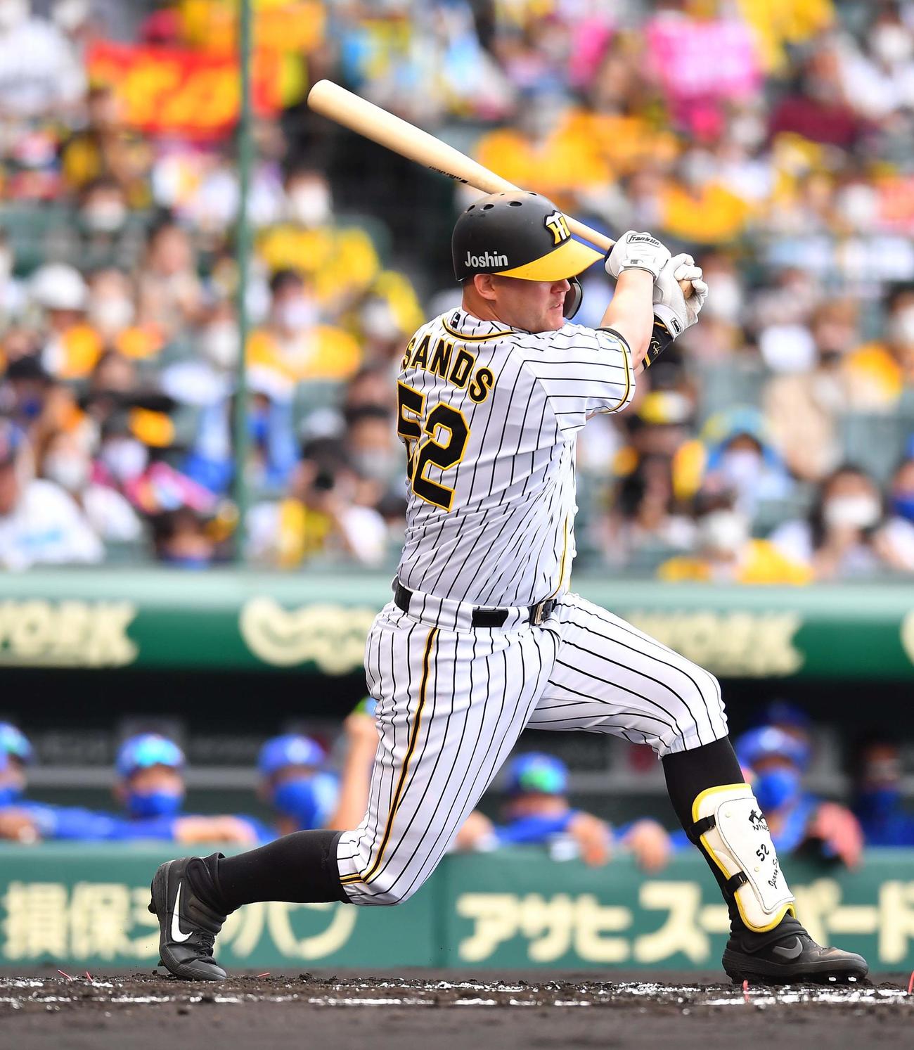 阪神対DeNA　2回裏阪神無死二塁、中前に同点適時打を放つジェリー・サンズ（撮影・上田博志）