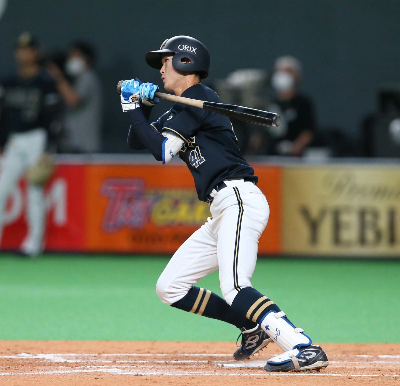 日本ハム対オリックス　3回表オリックス2死二塁、左中間に適時二塁打を放つ佐野（撮影・黒川智章）