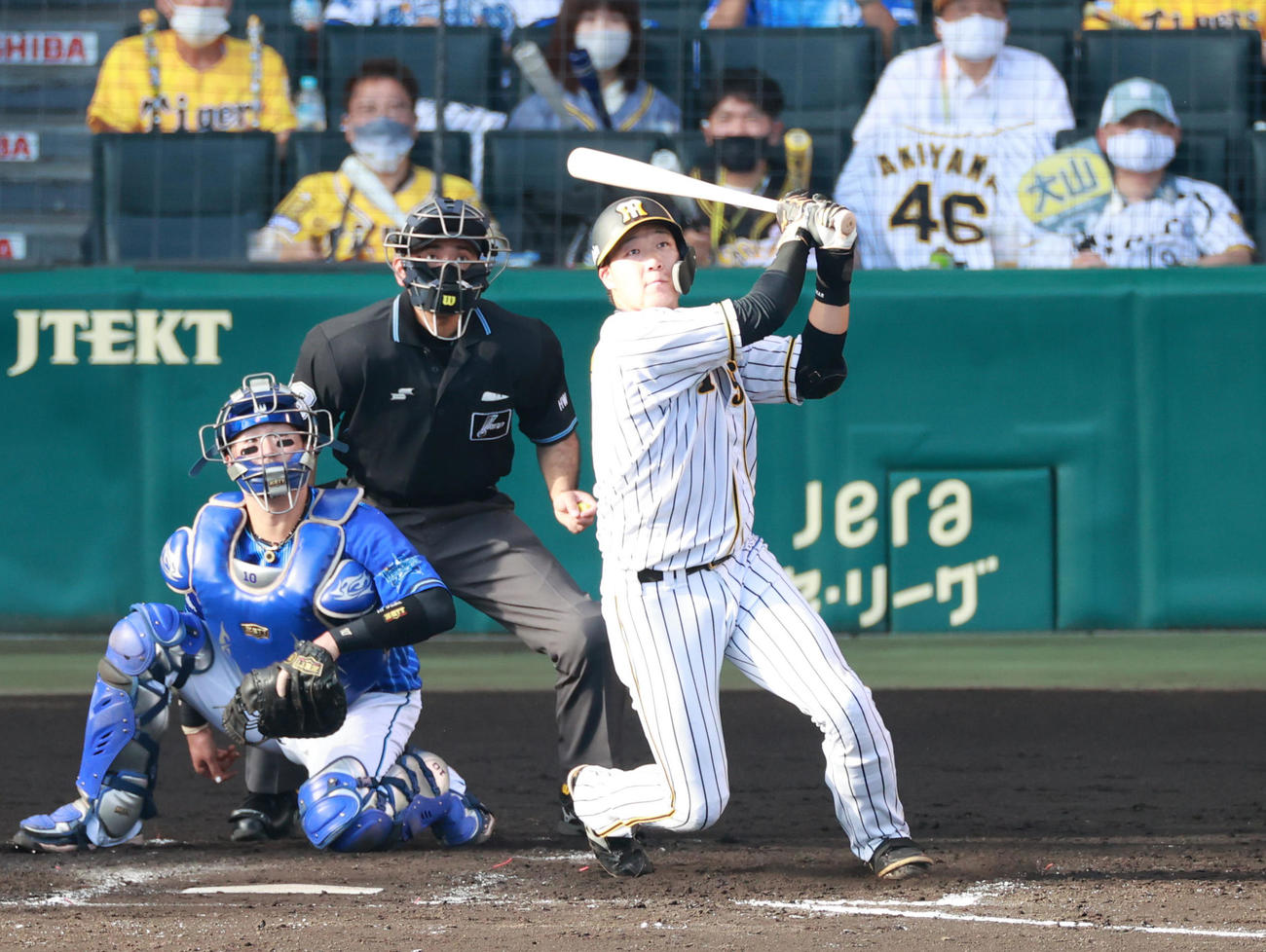 阪神対DeNA　5回裏阪神1死一塁、左越え25号の逆転2点本塁打を放つ大山悠輔（撮影・清水貴仁）