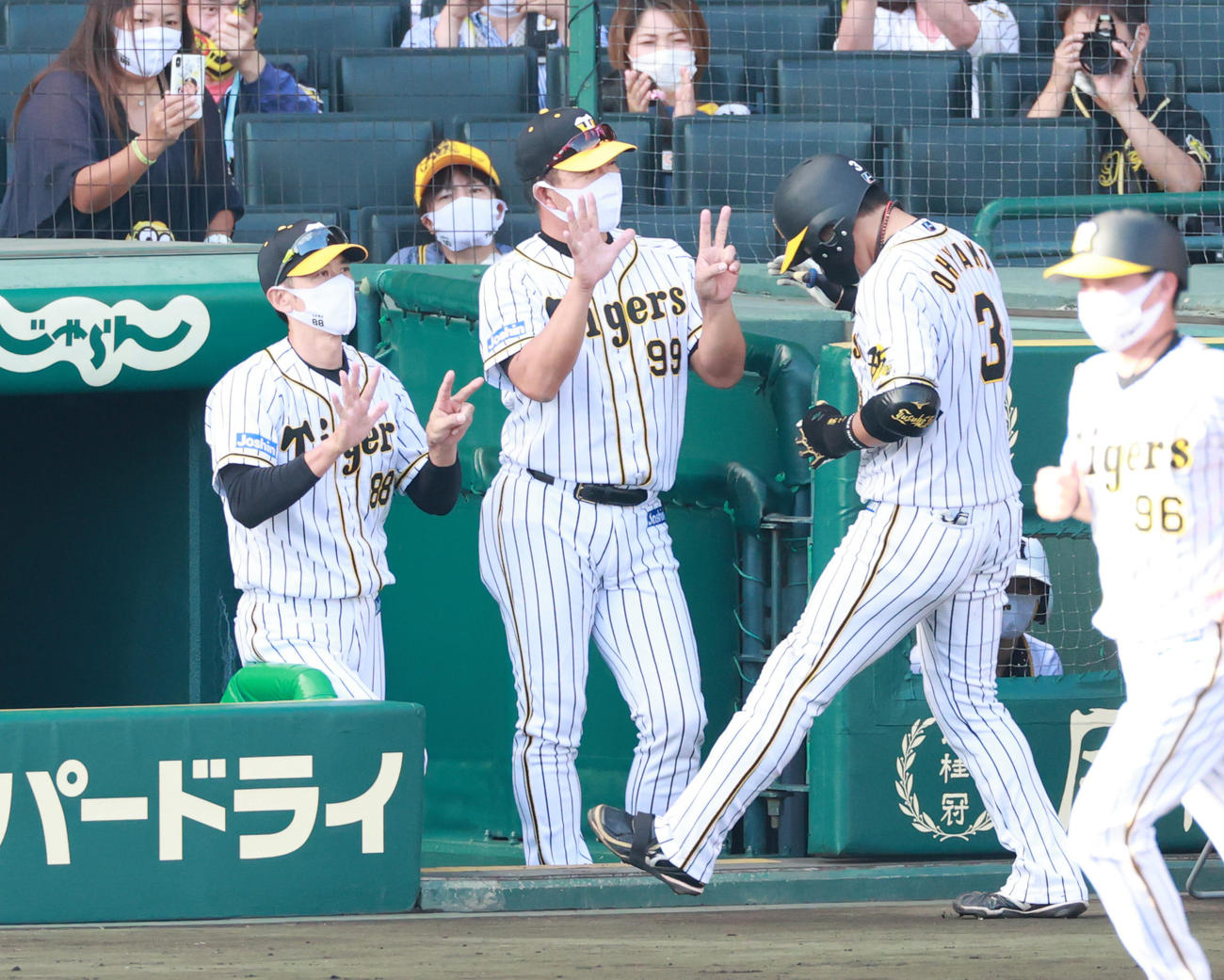 阪神対DeNA　5回裏阪神1死一塁、左越え25号の逆転2点本塁打を放ち生還する大山悠輔と25のポーズで出迎える矢野耀大監督（左）（撮影・清水貴仁）