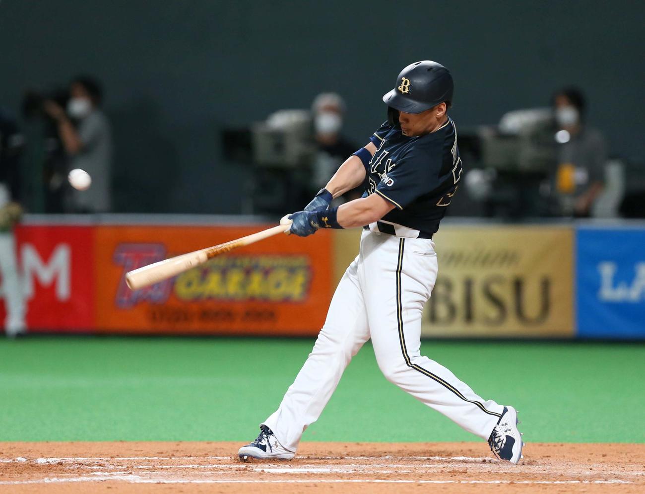 日本ハム対オリックス　3回表オリックス2死一、三塁、中前適時打を放つ吉田正（撮影・黒川智章）
