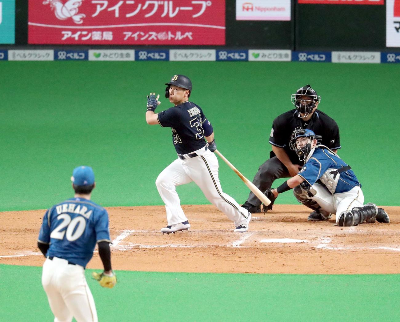 日本ハム対オリックス　3回表オリックス2死一、三塁、吉田正は中前適時打を放つ。投手は日本ハム上原（撮影・佐藤翔太）