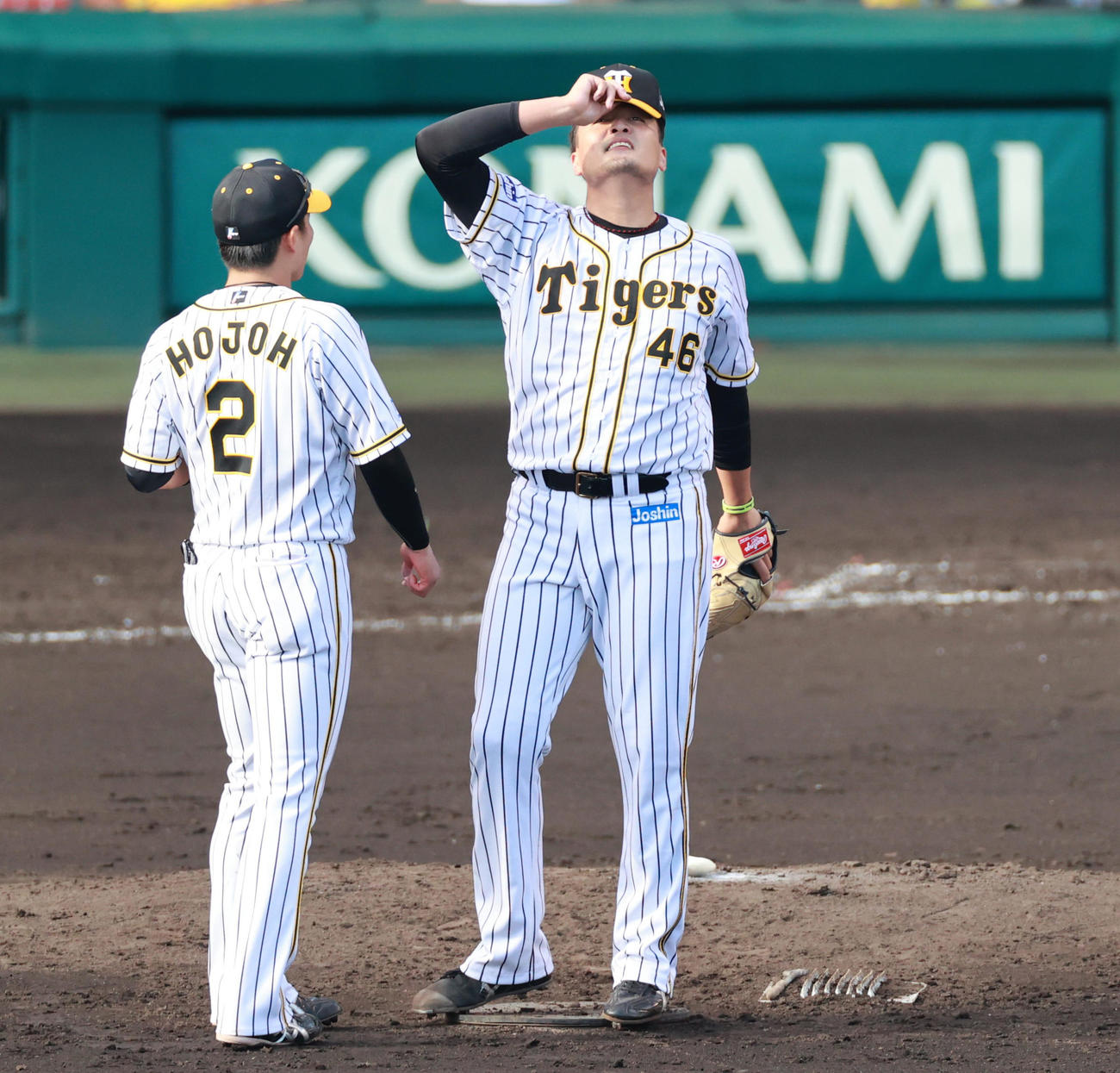 阪神対DeNA　5回表DeNA無死、ホセ・ロペスに左翼ポール直撃の勝ち越し本塁打を浴びる秋山拓巳（撮影・清水貴仁）