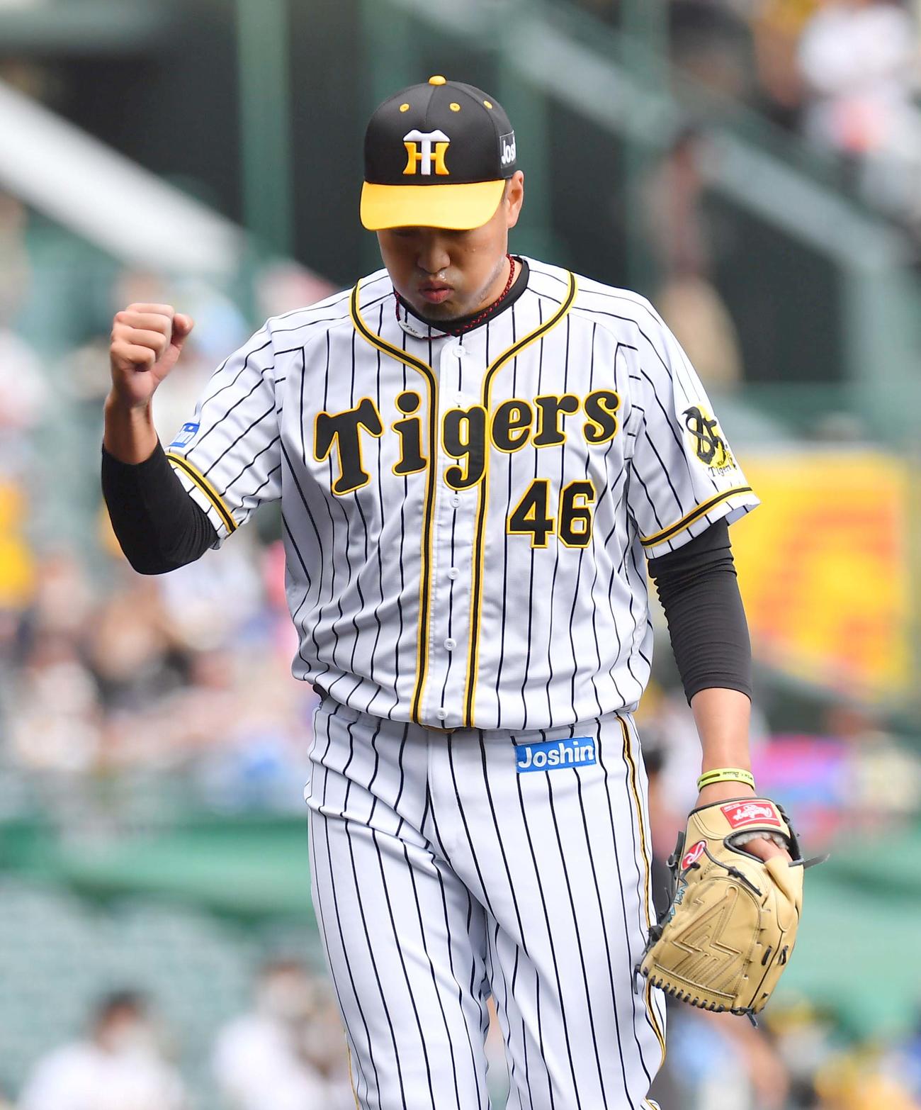 阪神対DeNA　初回を無失点に抑えガッツポーズする阪神先発秋山拓巳（撮影・上田博志）