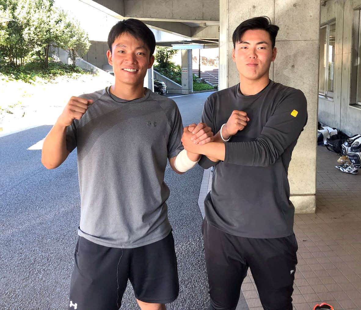 優勝が決まり、握手して喜びを分かちあう林（左）と大石
