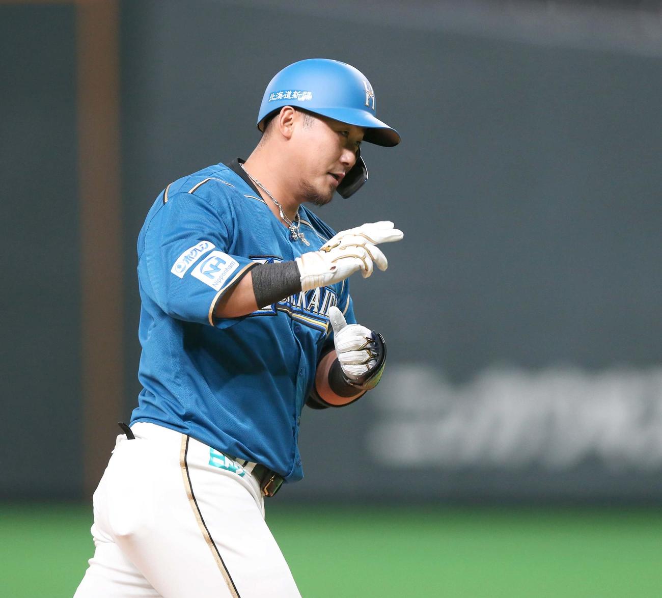 日本ハム対オリックス　6回裏日本ハム1死二塁、左越え2点本塁打を放ちポーズをとる中田（撮影・黒川智章）