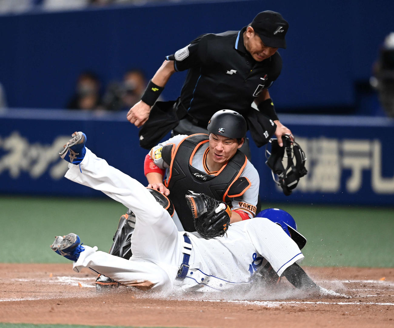 中日対巨人　8回裏中日2死二塁、ビシエドの左前適時打で生還する代走遠藤。捕手炭谷にはコリジョンルールが適用され警告が出される（撮影・鈴木みどり）
