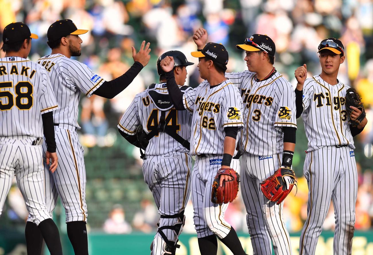 阪神対DeNA　DeNAに勝利しエアタッチで喜ぶ阪神ナイン（撮影・上田博志）