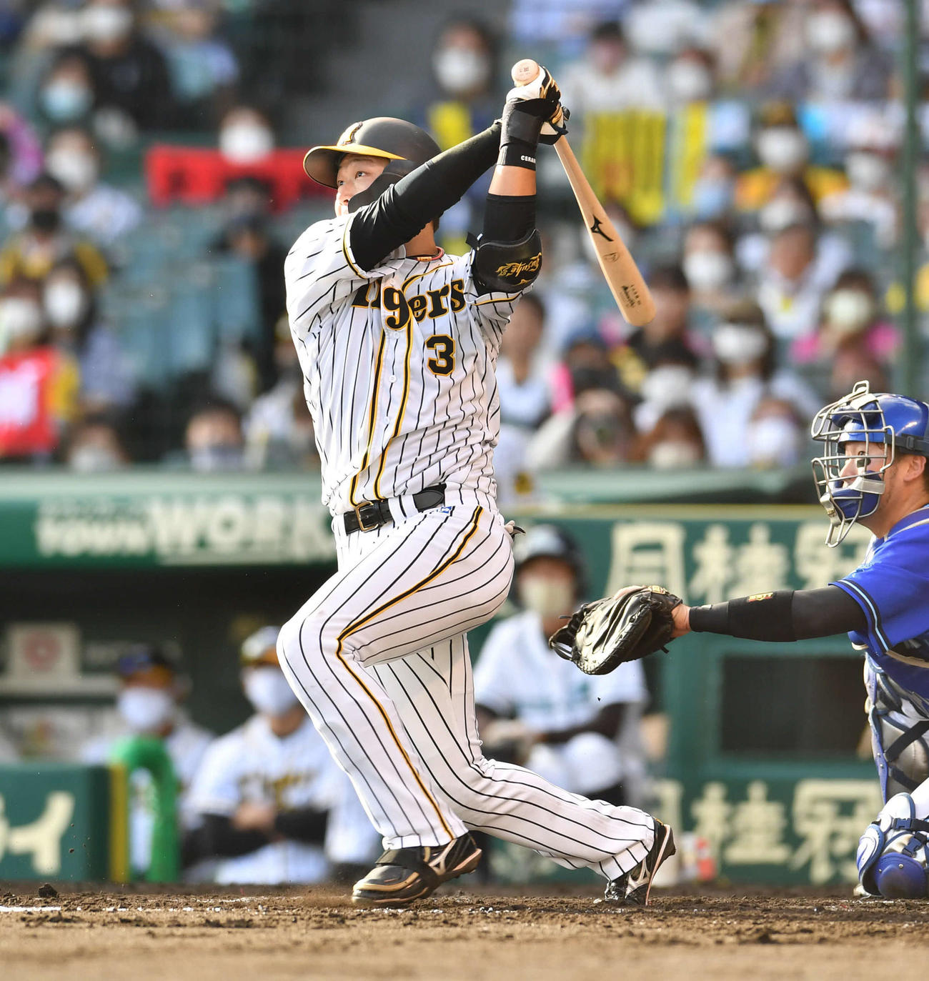 阪神対DeNA　5回裏阪神1死一塁、大山は逆転の左越え2点本塁打を放つ（撮影・岩下翔太）