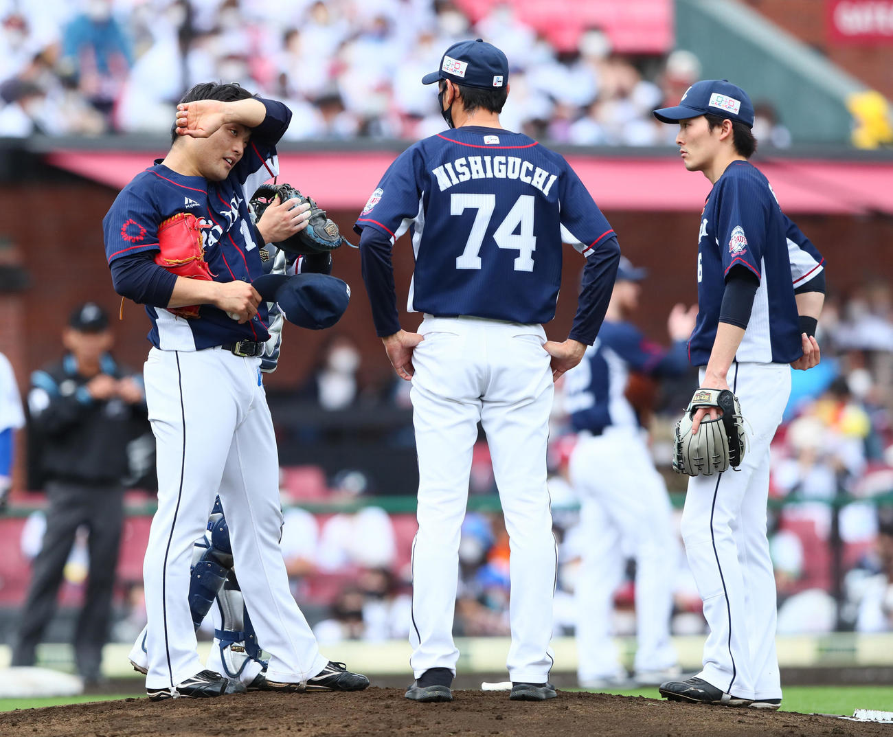楽天対西武　1回、マウンド上で汗を拭う西武松本（左）（撮影・足立雅史）