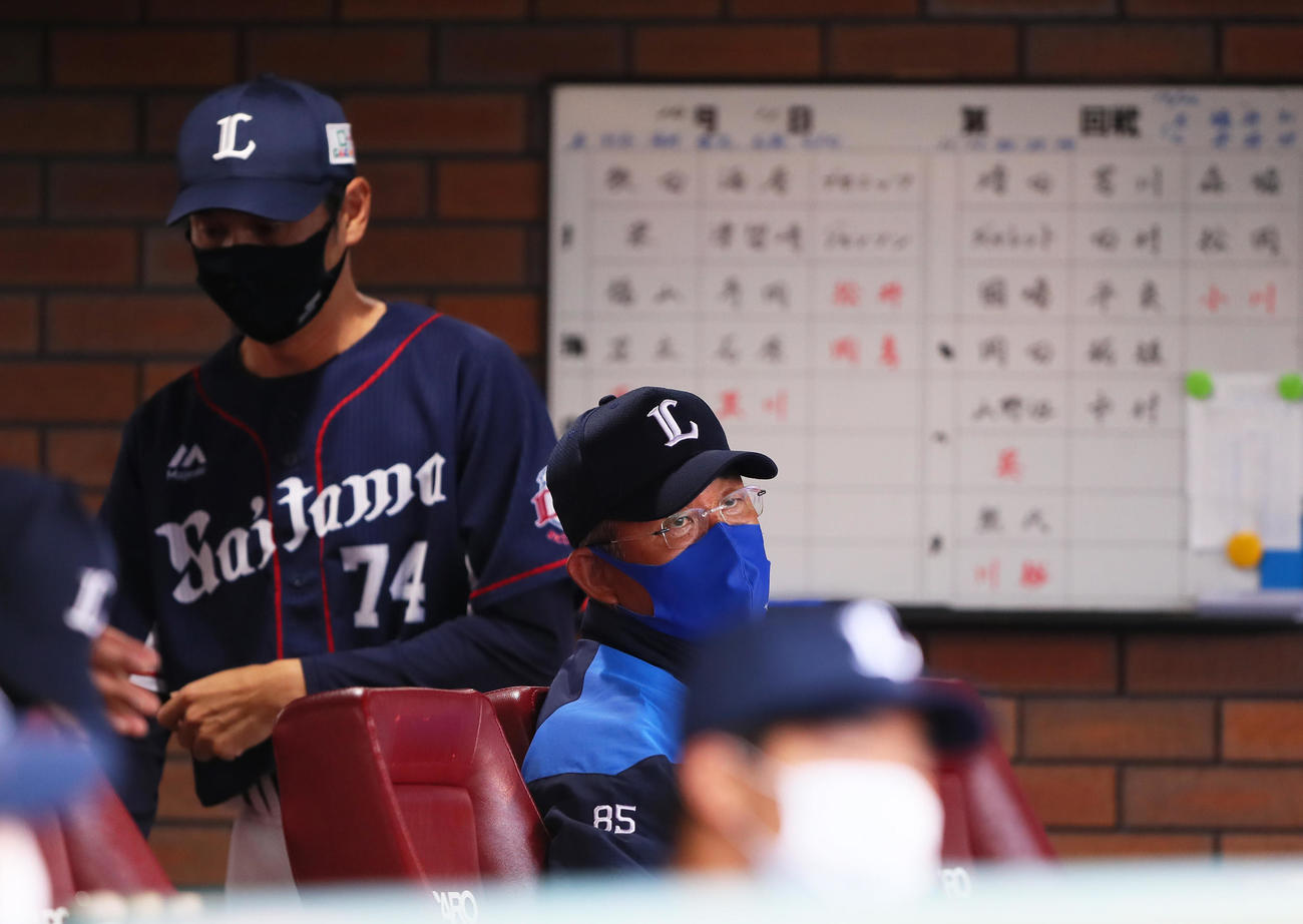 楽天対西武　ベンチで浮かない表情を見せる西武辻監督（右）と西口コーチ（撮影・足立雅史）
