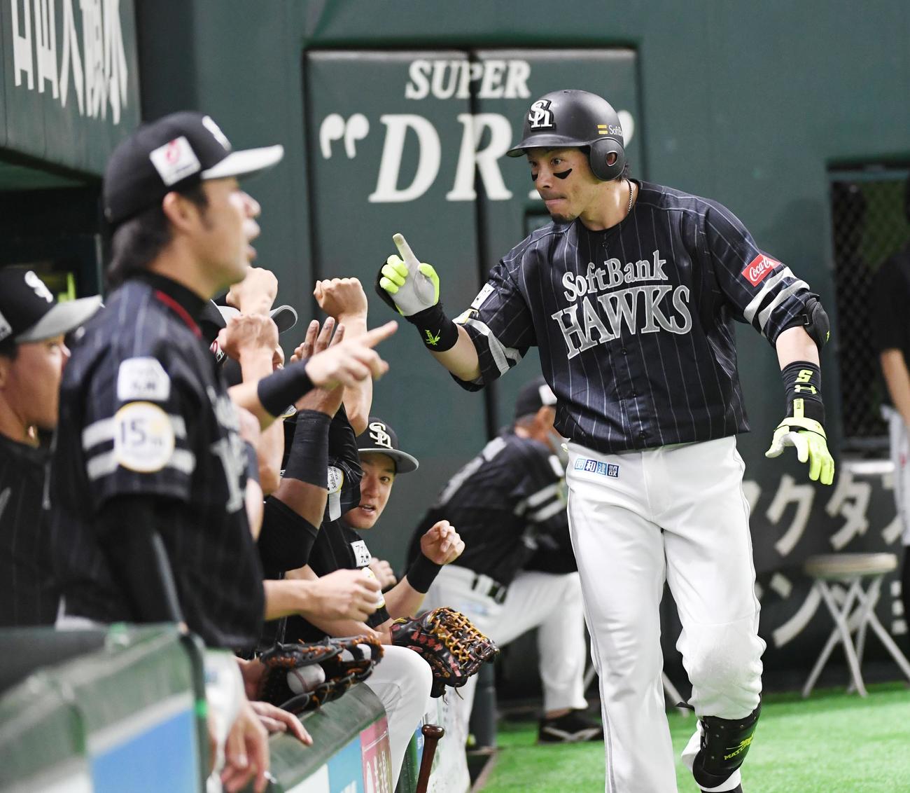 ソフトバンク対ロッテ　4回裏ソフトバンク無死、松田宣浩は左越えにソロ本塁打を放ちナインに迎えられる（撮影・今浪浩三）