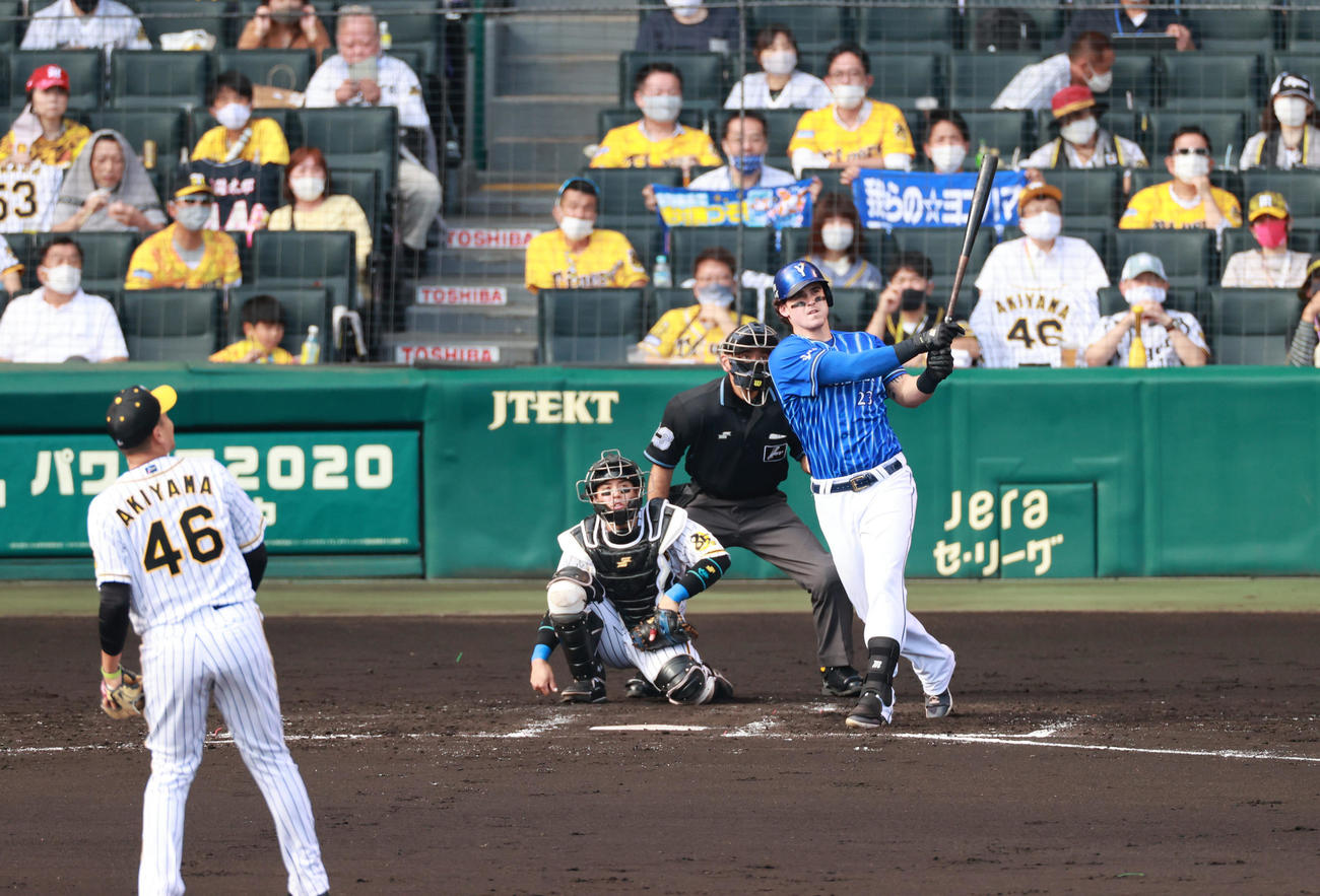 左越え同点本塁打を放つタイラー・オースティン（撮影・清水貴仁）
