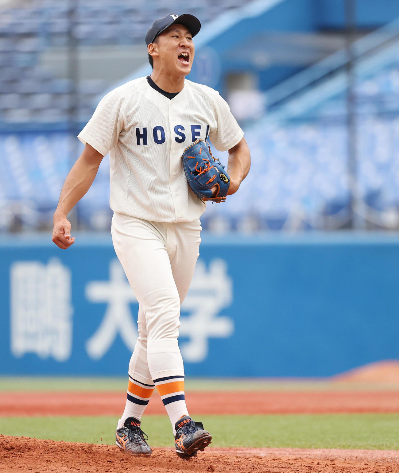 法大対明大　5回裏明大の攻撃を無失点に抑え雄たけびを上げる高田孝（撮影・垰建太）