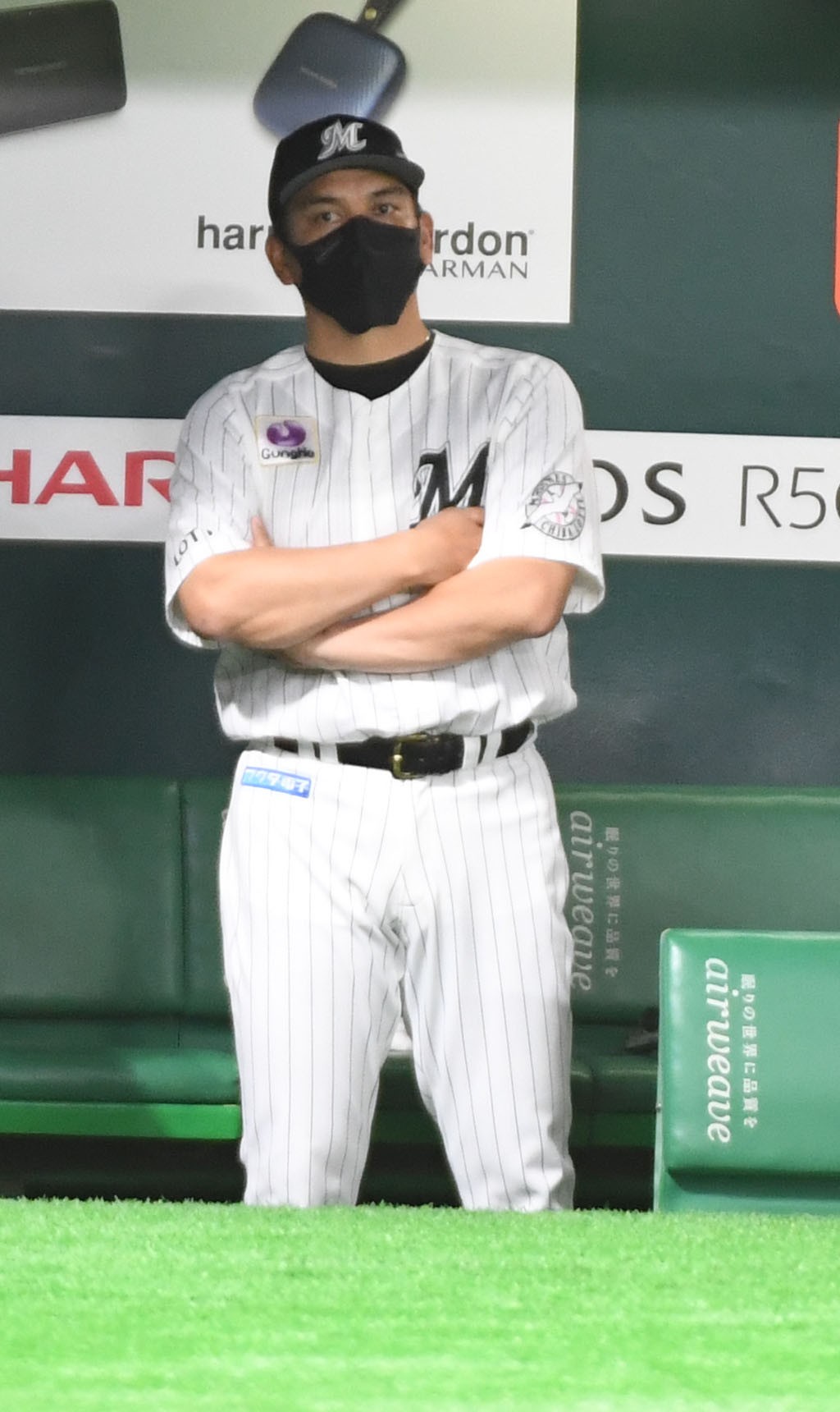 ソフトバンク対ロッテ　戦況を見つめるベンチの井口資仁監督（撮影・今浪浩三）